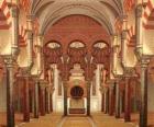 Antigo Mesquita de Córdoba, a catedral atual, colunas de mármore e arcos com o lugar santo, o mihrab