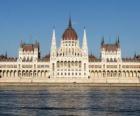 O impressionante edifício do parlamento húngaro, em Budapeste, na margem do Danúbio