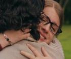 Patty e Leandro se encontram, ambos choram e se abraçam.