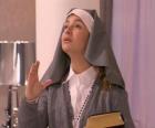 Antonella vestida como uma freira