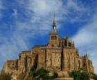 O Mont Saint-Michel é uma ilha rochosa de maré em que há é uma comuna francesa da Normandia