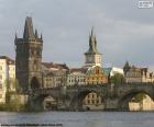 A Ponte Carlos sobre o rio Vltava, em checo Karluv Most, a ponte mais antiga de Praga, República Checa