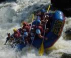Aventureiros descer o rio com um barco inflável