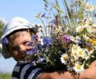 Uma criança com um presente para sua mãe, um grande buquê de flores