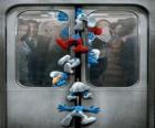 Os Smurfs são capturados nas portas do metrô - Os Smurfs, filme -