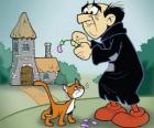 O terrível feiticeiro Gargamel e seu gato Azrael, os inimigos dos Smurfs