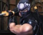 Guerreiro ninja com espada na mão