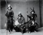 Três autênticos guerreiros samurais, com a armadura, o capacete kabuto  e armados