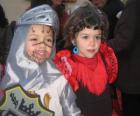 Menino e menina vestidas de Carnaval