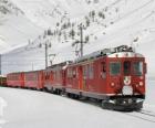 Trem em uma paisagem totalmente coberto de neve