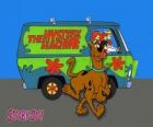 Scooby Doo orgulhoso na frente do clássico furgão hippy Volkswagen Combi
