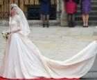Belo vestido de noiva com uma cauda longa