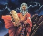 Moisés com as tábuas da lei sobre as quais são escritos os dez mandamentos