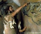 Um artista fazendo uma pintura rupestres pré representando um búfalo na parede de uma caverna como um dinossauro como visto de fora