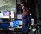 Peter Parker no laboratório subterrâneo do Dr. Connors