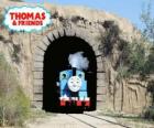 O simpático vapor locomotiva Thomas que sai do túnel