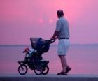 Pai andando com seu filho junto ao mar