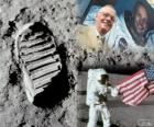 Neil Armstrong (1930-2012) foi uma astronauta norte-americano e o primeiro ser humano a pisar na Lua em 21 de julho de 1969, na missão Apollo 11