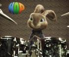 O coelho Hop com as baquetas para fazer música com a bateria