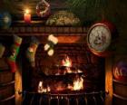 O fogo aceso na noite de Natal com meias penduradas