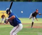 Jogador profissional de baseball, o rebatedor ou batedor com o bastão erguido