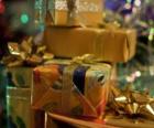 Presentes de Natal com laços decorativos