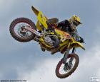 Piloto de motocross, fazendo um salto espetacular