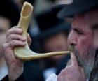 Homem tocando o shofar. Instrumento musical de sopro típico dos feriados judaicos
