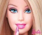 Barbie é pintada de lábios
