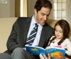 Papa, ajudando a leitura para sua filha