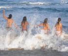 Meninas tomando banho no mar