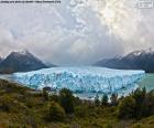 O Glaciar Perito Moreno é uma espessa massa de gelo localizado dentro do Parque Nacional Los Glaciares, Argentina