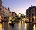 A Ponte de Rialto, Veneza, Itália