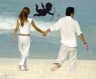 Casal apaixonado andando na praia
