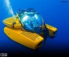 Um pequeno submarino no fundo do mar