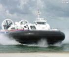 Hovercraft, aerobarco ou aerodeslizador, um veículo capaz de viajar sobre terra, água, lama ou gelo
