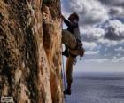 Alpinista escalando