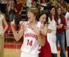 Gabriella Montez abraça Troy Bolton