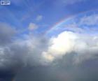 Arco-íris entre nuvens