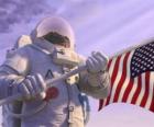 O astronauta Chuck Baker pisa o Planeta 51 pensando que ele é desabitada