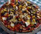 Pizza com azeitonas e pimentos