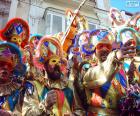 Comparsa de arlequims. Grupo sai para tocar a sua música e dança para comemorar o carnaval.