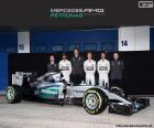 Equipe formada por Lewis Hamilton, Nico Rosberg e o novo Mercedes AMG W06 Hybrid, 2015