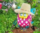 Engraçado Furby jardineiro com chapéu e ferramentas para trabalhar no jardim