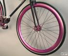 Roda dianteira de uma bicicleta com aro rosa