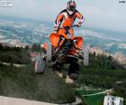 Quad, ATV ou Quadriciclo KTM 450 SX, em um grande salto