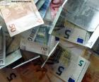 O euro é a moeda oficial de 19 países da União Europeia, há notas de euro pelo valor de 5, 10, 20, 50, 100, 200 e 500 euros. Entraram em circulação em 1 de janeiro de 2002