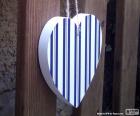 Coração de madeira, branco e azul de listras para decorar para o dia dos namorados