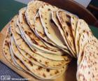 Piadina romagnola é um pão liso típico das províncias de la Romanha na região de Emilia-Romagna, Italy