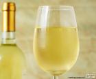 O vinho branco é um vinho com coloração variando do mais pálido amarelo-esverdeado até o mais profundo dourado-âmbar